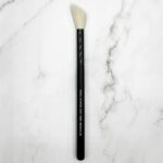 Impala Small Slanted Duo Fiber Brush No.30 – Πινέλο Διπλής Ίνας για Απαλή & Ακριβή Εφαρμογή Μακιγιάζ