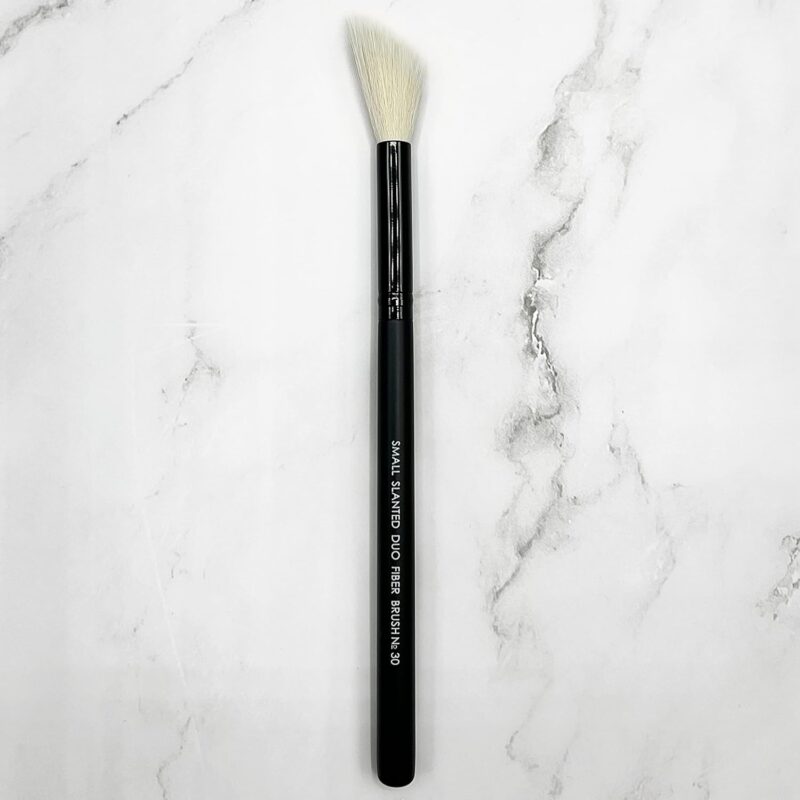 Impala Small Slanted Duo Fiber Brush No.30 – Πινέλο Διπλής Ίνας για Απαλή & Ακριβή Εφαρμογή Μακιγιάζ