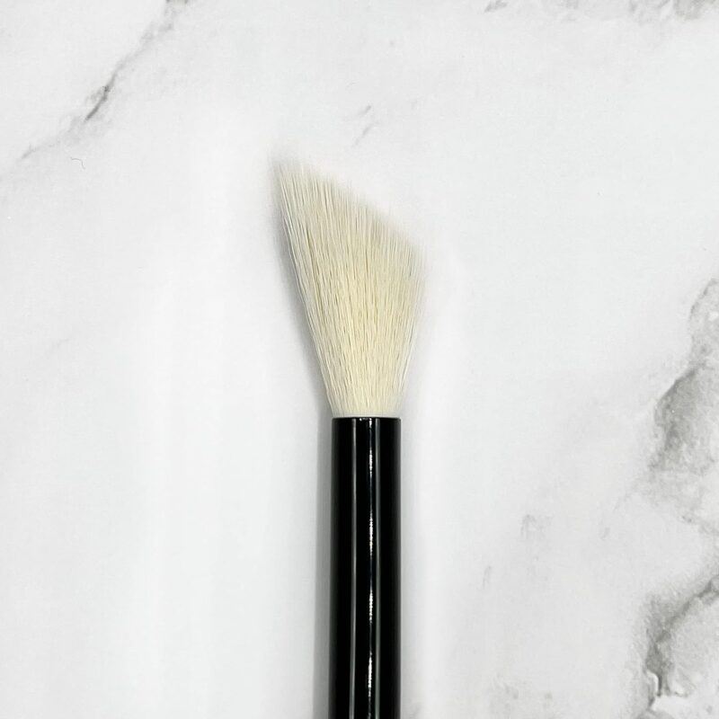 Impala Small Slanted Duo Fiber Brush No.30 – Πινέλο Διπλής Ίνας για Απαλή & Ακριβή Εφαρμογή Μακιγιάζ - Image 2